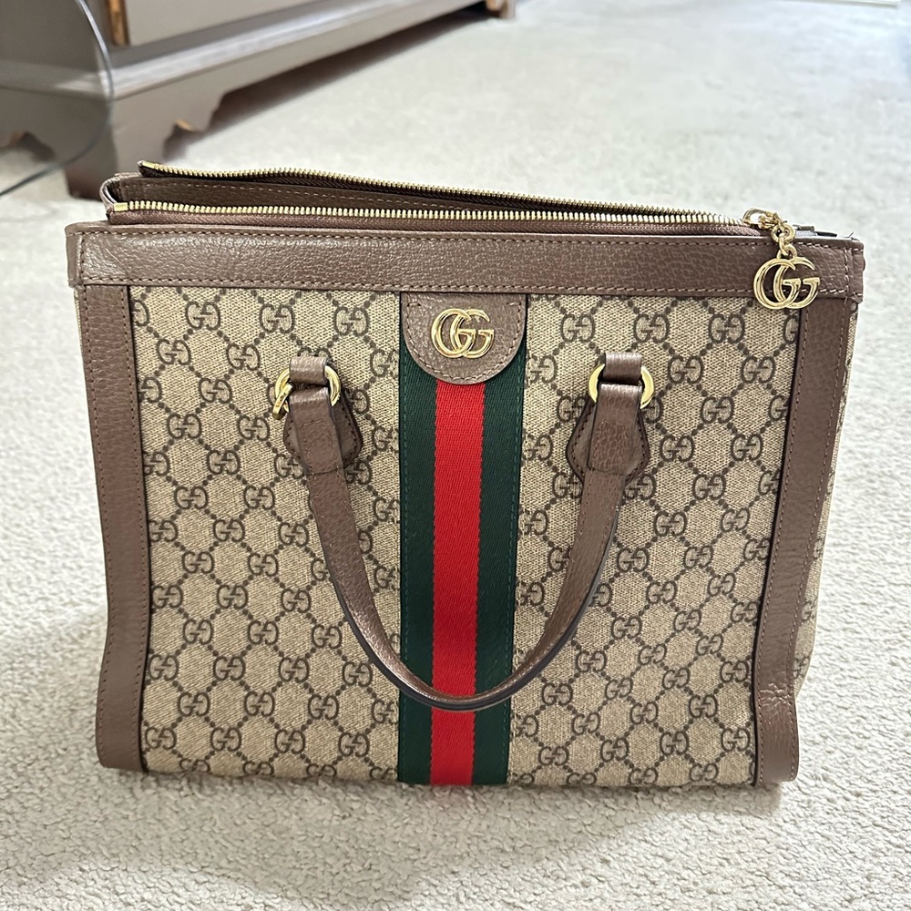 Unauthentic gucci bag. Class A!!